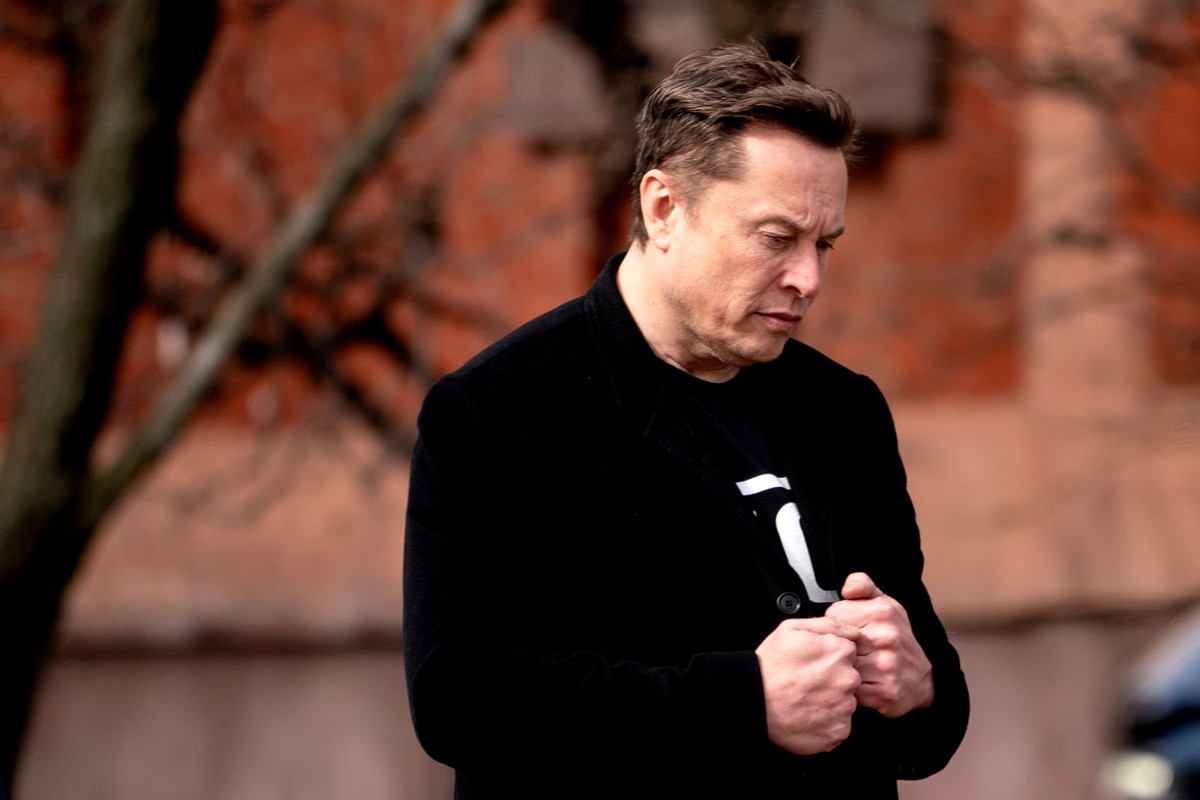 Elon Musk quer que a Tesla invista em sua empresa de inteligência artificial (Foto: Bloomberg)
