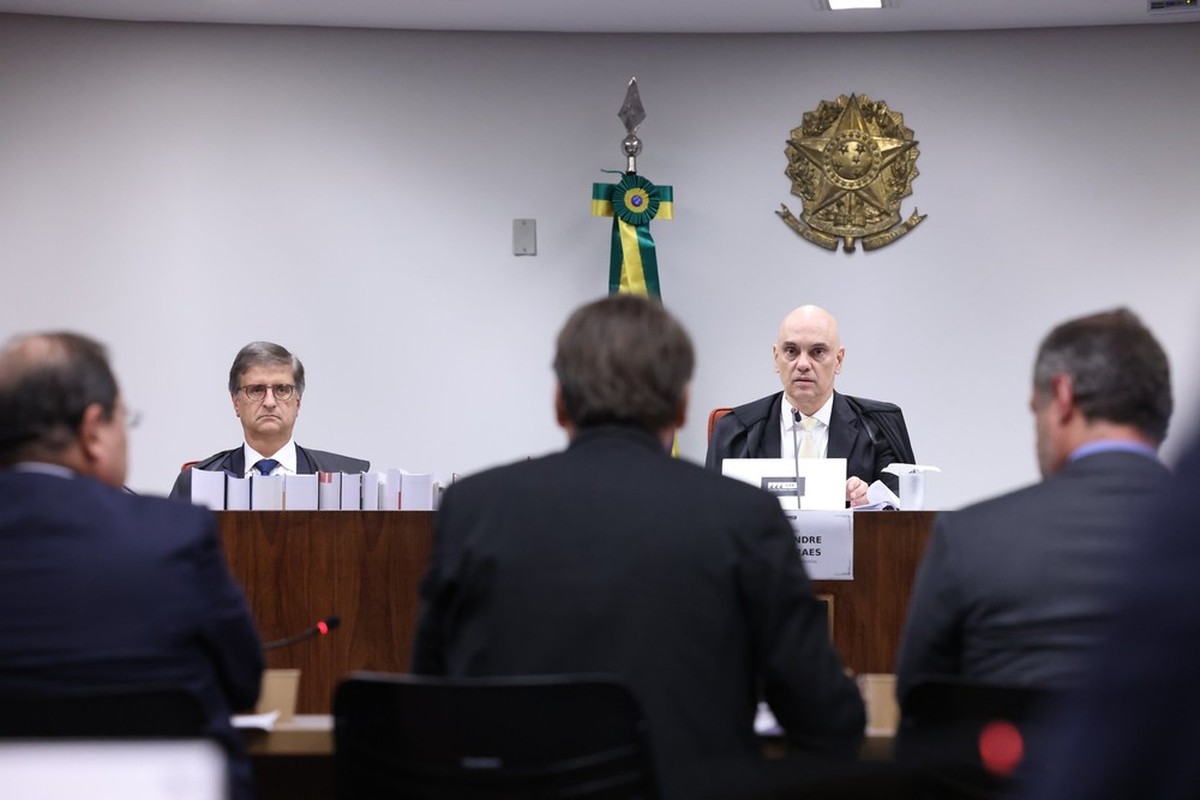 Bolsonaro se prepara para julgamento por golpe e enfrenta investigações no STF e PGR Ministro Alexandre de Moraes e o procurador-geral Paulo Gonet em audiência da Primeira Turma do STF sobre a ação penal da trama golpista (Foto: Antonio Augusto/STF)