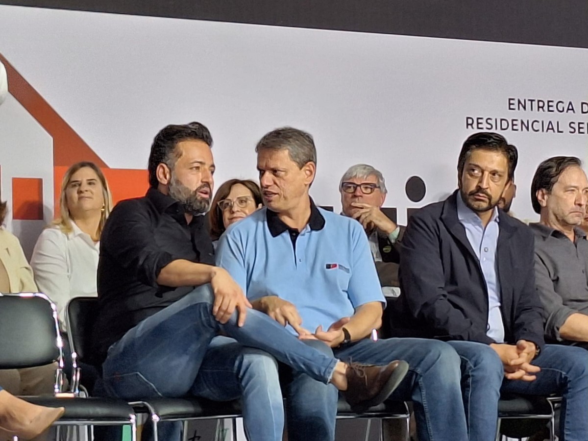Tarcísio Gomes destaca entrega de casas em evento na Grande São Paulo Governador de São Paulo, Tarcísio de Freitas, entre o prefeito de São Paulo, Ricardo Nunes (dir.) e o ex-prefeito de Embu, Ney Santos (Foto: Sérgio Quintella/O Globo)