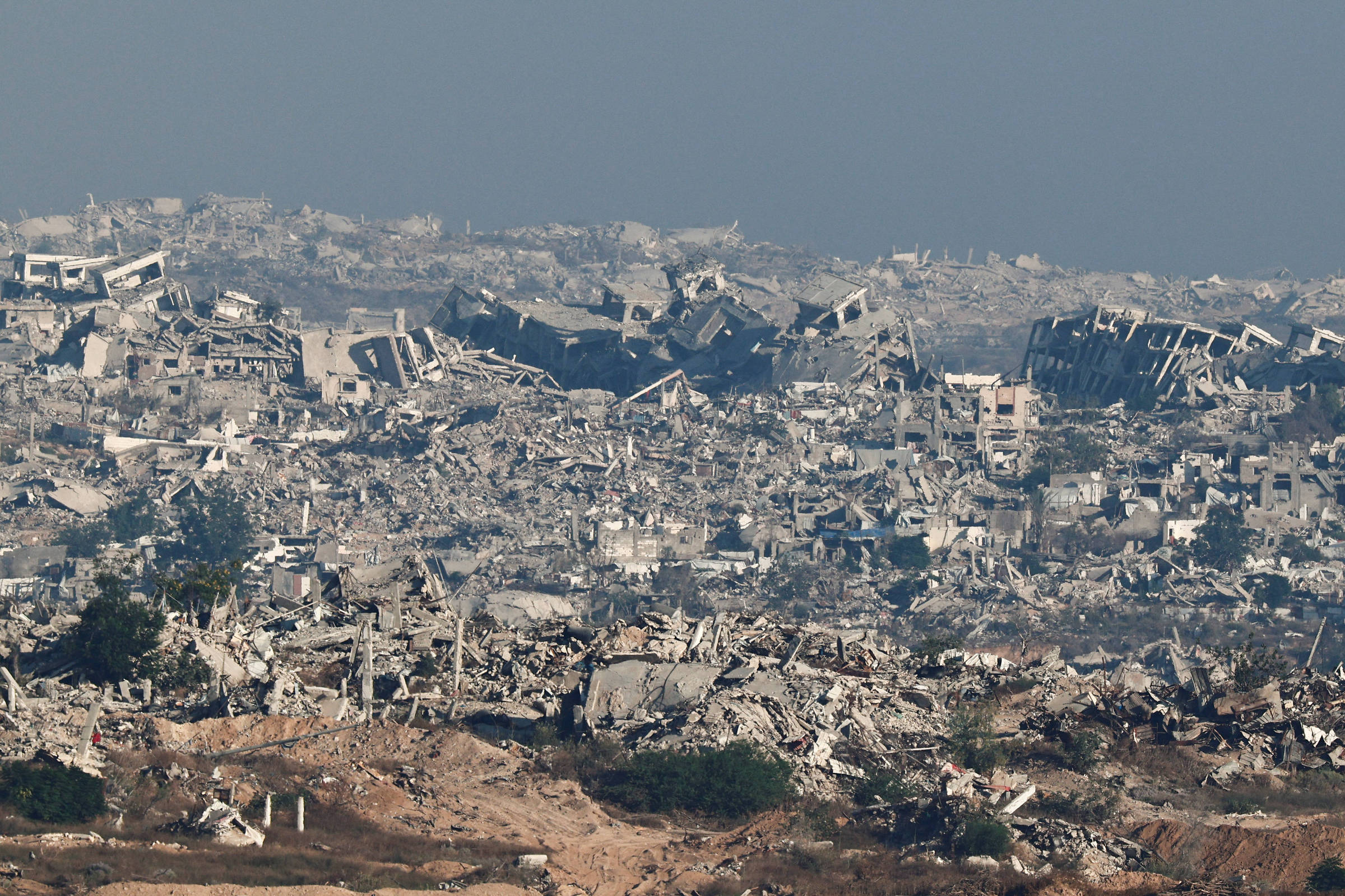 Destruição dos edifícios no norte da Faixa de Gaza vista do lado israelense da fronteira (Foto: Amir Cohen/7.jul.25/Reuters)