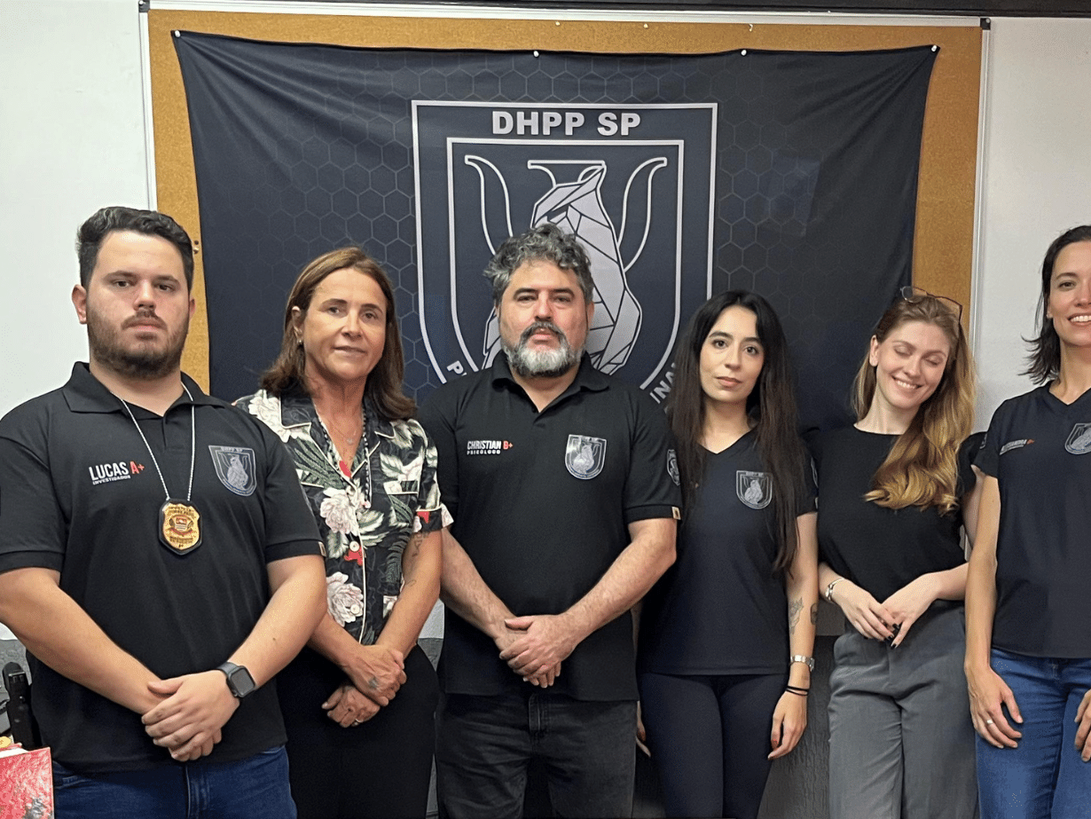 Equipe investiga suspeitos e elucida crimes em São Paulo com método inovador Equipe é formada por psicólogos, advogada criminal, perita, investigador e delegada (Foto: Cedido ao UOL)
