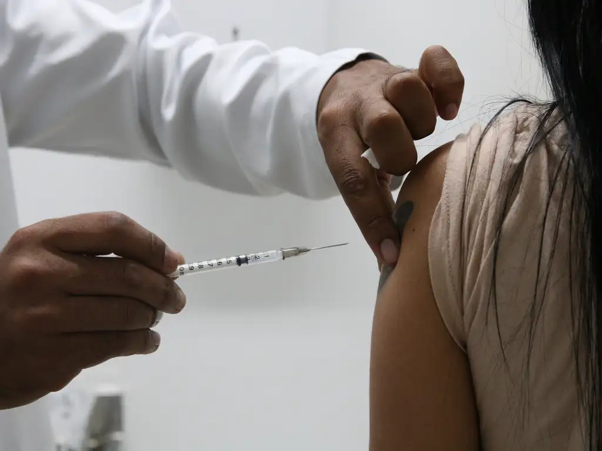 Mulher toma vacina contra Covid-19 (Foto: Rovena Rosa / Agência Brasil)