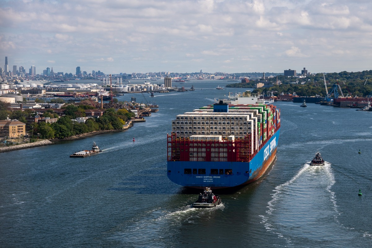 Um navio de contêineres parte do Porto de Newark em direção ao Oceano Atlântico (Foto: Spencer Platt/ Getty Images via Bloomberg)