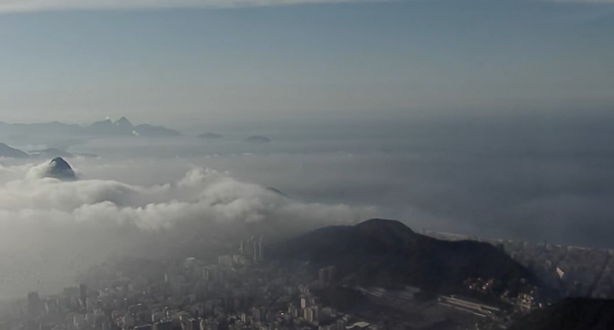 Rio amanheceu com névoa nesta quinta-feira — Foto: Reprodução / TV Globo