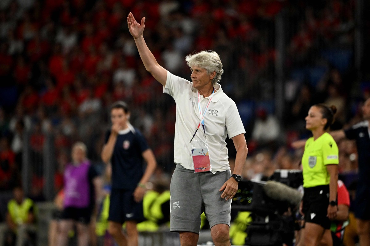 Pia Sundhage enfrenta desafio contra Espanha após campanha histórica do Brasil em Copas Pia Sundhage, ex-treinadora da seleção brasileira, agora comanda a Suíça (Foto: SEBASTIEN BOZON / AFP)