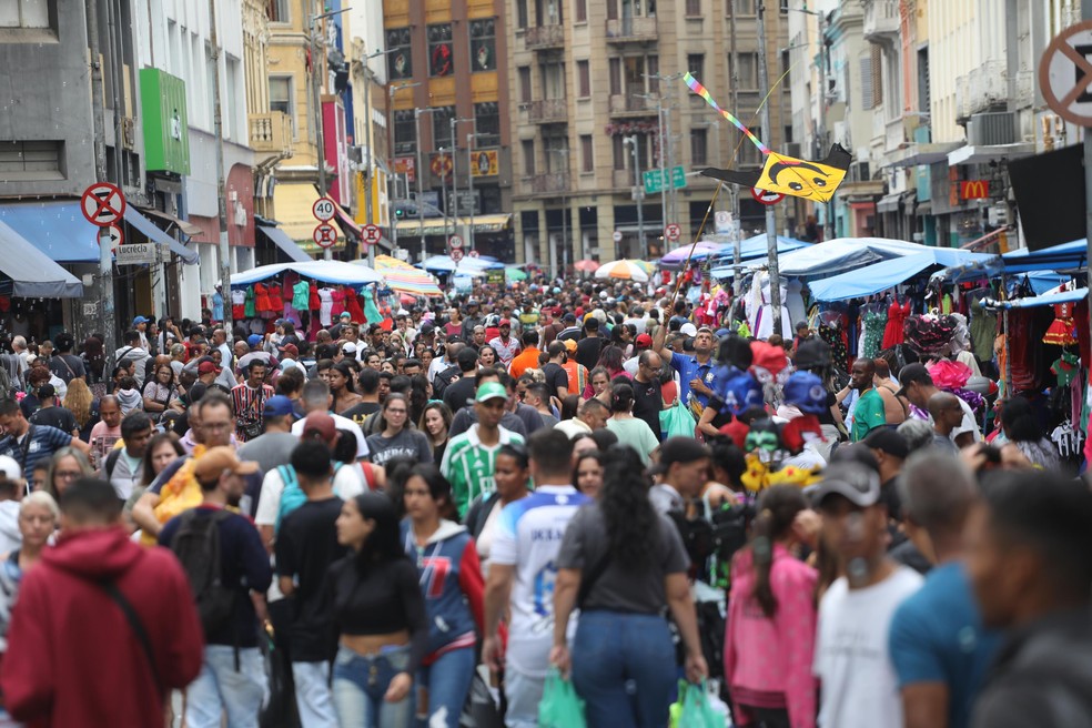 Trump investiga comércio na Rua 25 de Março e gera reações entre lojistas Consumidores na Rua 25 de Março, Centro de SP, em imagem em dezembro de 2023 (Foto: Renato S. Cerqueira/Futura Press/Estadão Conteúdo)