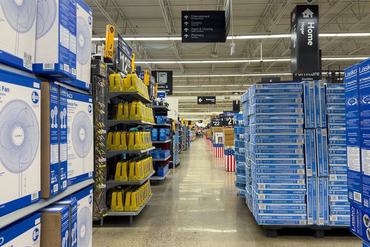 Supermercado Walmart em Oceanside, Califórnia, no último mês de maio. (Foto: Mike Blake/REUTERS)