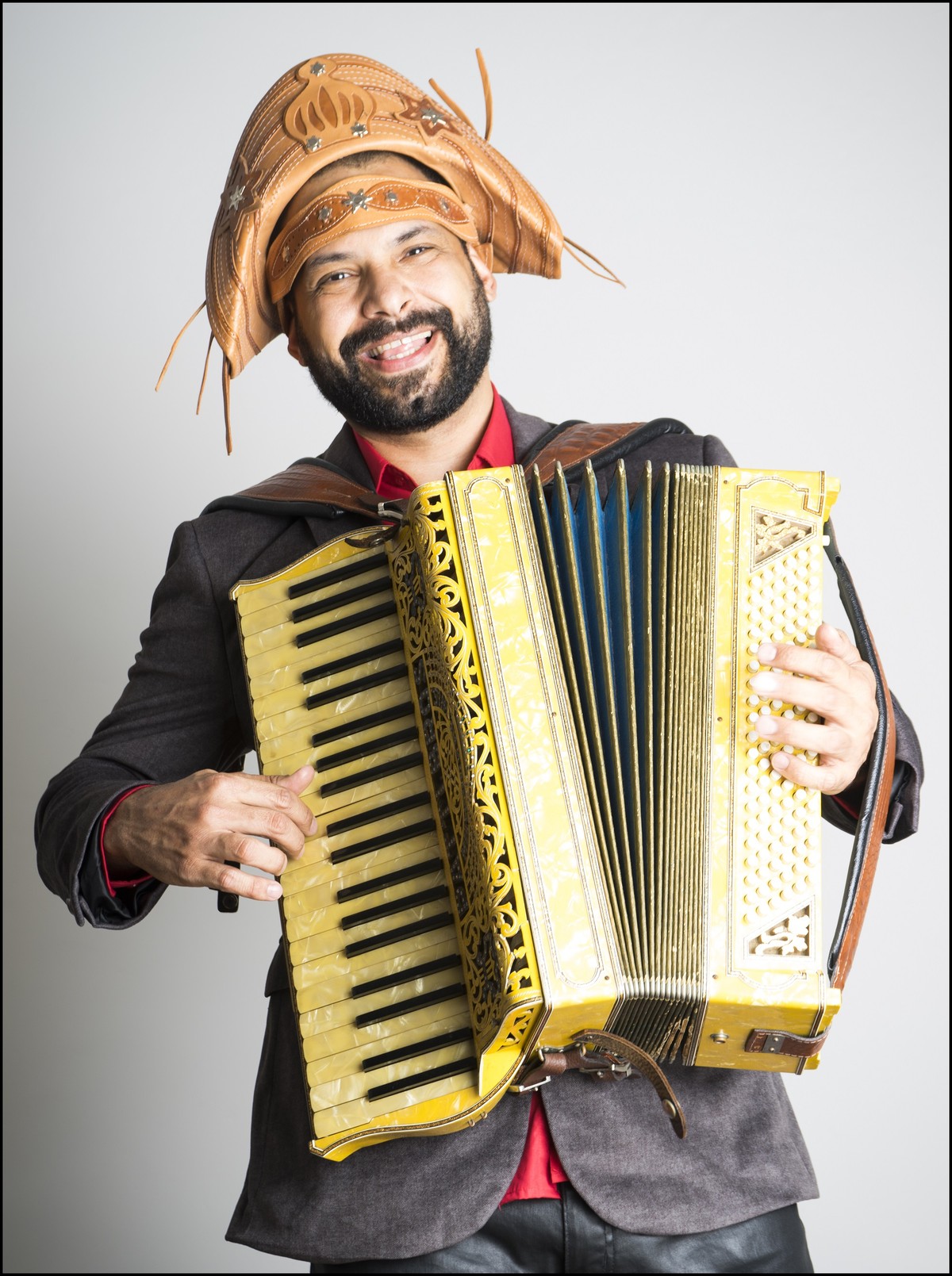 Cantor Marcelo Mimoso se destaca com timbre de Luiz Gonzaga e dirige táxi na cidade Forró é forró, e não é Wesley Safadão ou piseiro (Foto: Divulgação)