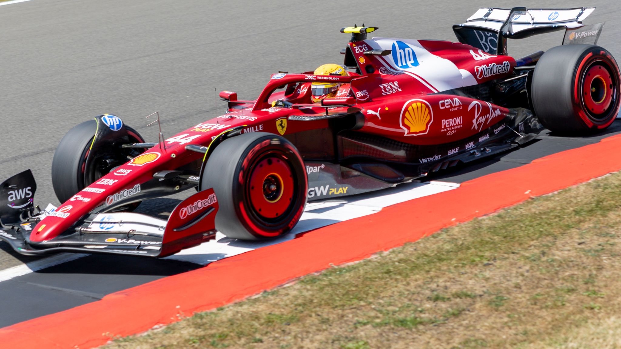 Hamilton se mostra otimista com a ameaça da Ferrari após declarações da McLaren Hamilton se mostra otimista com a ameaça da Ferrari após declarações da McLaren