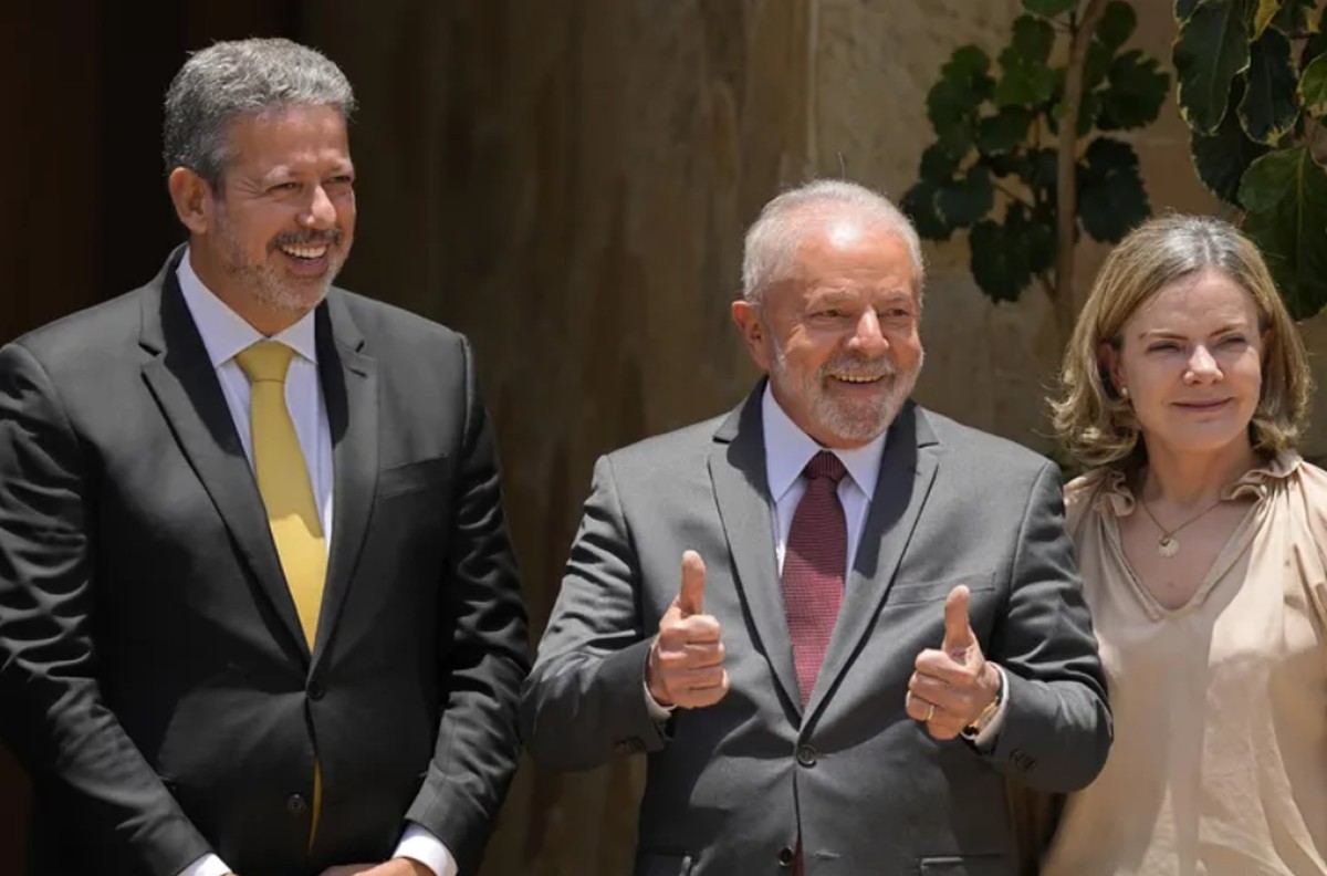 Câmara vota aumento da isenção do Imposto de Renda para rendimentos até R$ 5 mil Arthur Lira, Lula e Gleisi Hoffmann (Foto: AFP)
