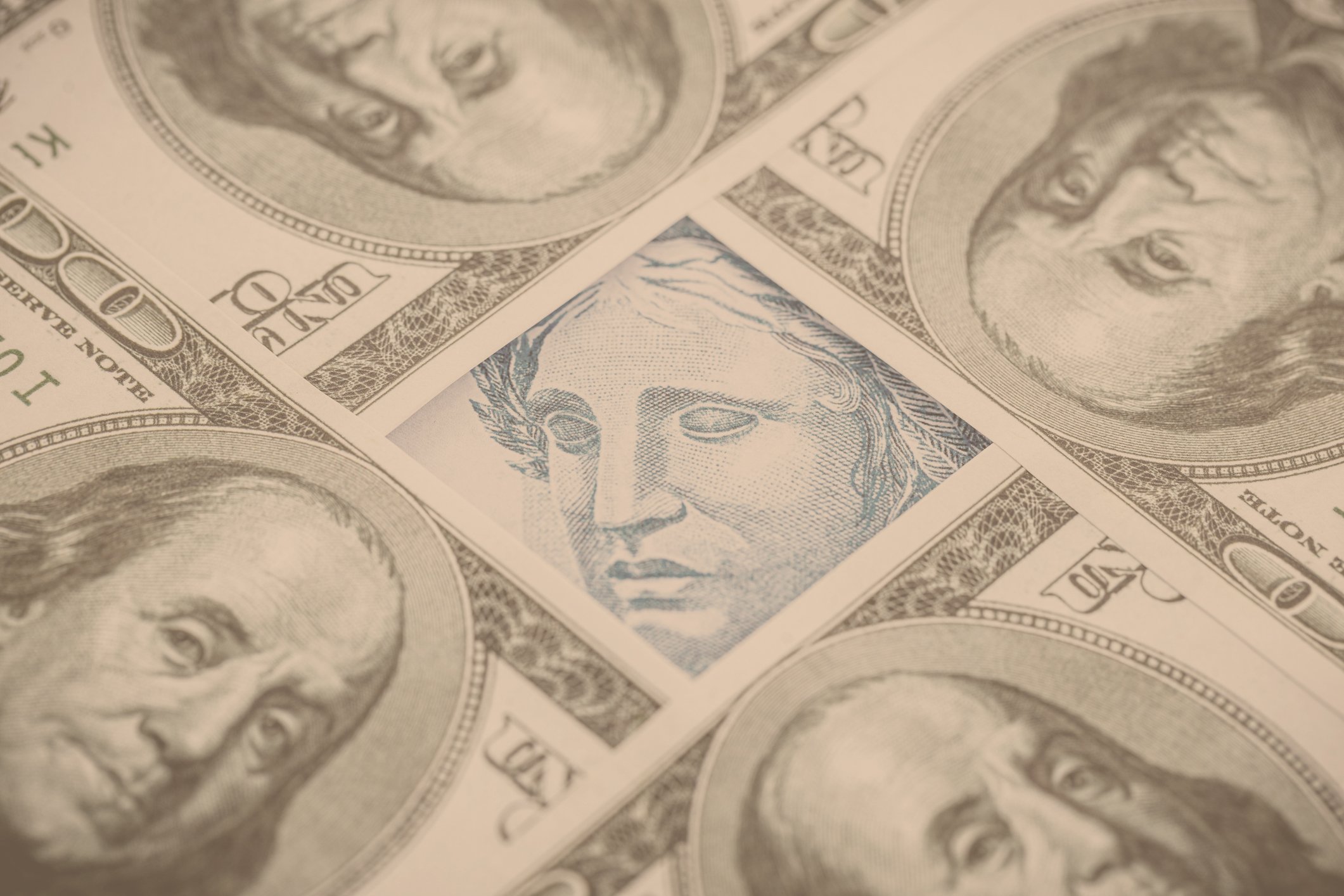 Dólar recua para R$ 5,55 após divulgação de dados de inflação nos Estados Unidos Dólar: moeda fechou nesta terça-feira, 15, cotado a R$ 5,558, após oscilar entre R$ 5,535 e R$ 5,604. (Foto: RHJ/Getty Images)