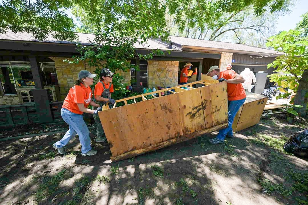 Franklin Graham envia ajuda ao Texas após enchentes que deixaram mais de 100 mortos Franklin Graham envia ajuda ao Texas após enchentes que deixaram mais de 100 mortos
