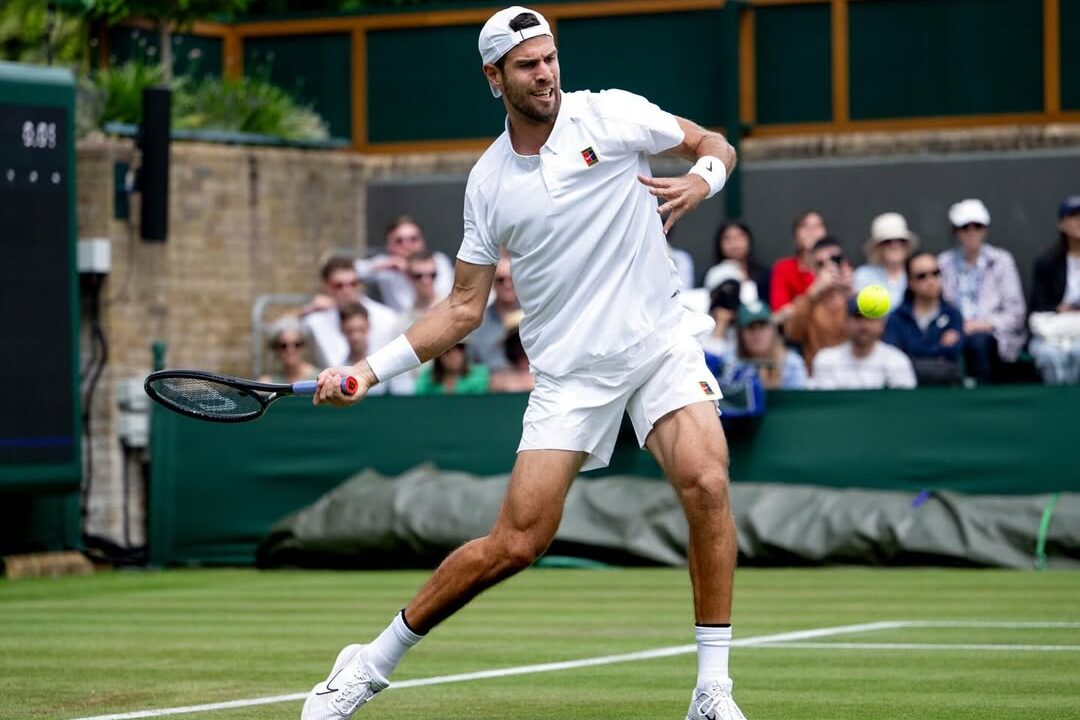 Khachanov avança às oitavas de final após vitória em emocionante duelo de cinco sets Khachanov avança às oitavas de final após vitória em emocionante duelo de cinco sets