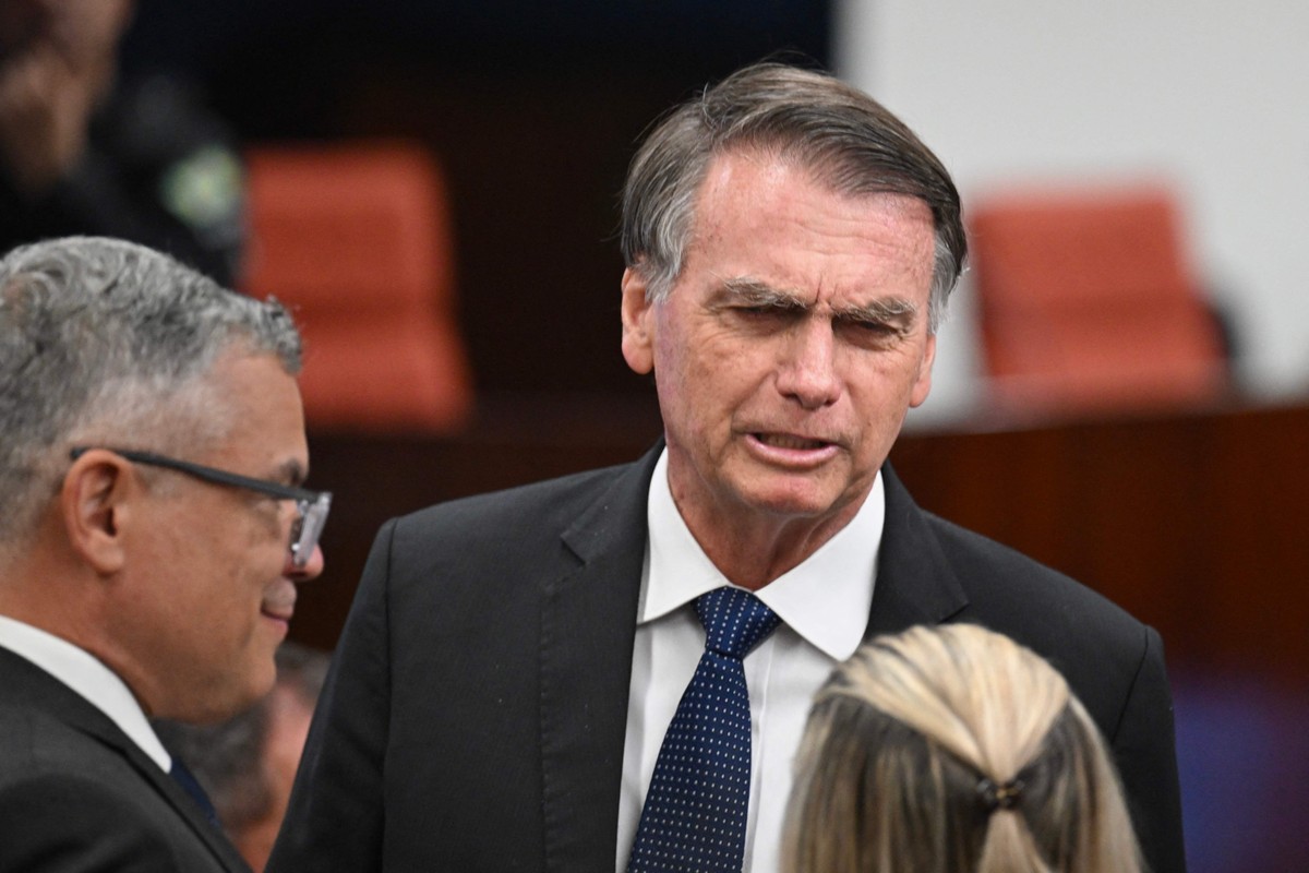 PGR denuncia Bolsonaro por divulgação indevida de inquérito sigiloso ao STF Jair Bolsonaro conversa com seus advogados durante julgamento no STF, em 10 de junho de 2025, em Brasília. Ele nega envolvimento em suposto plano de golpe após a derrota para Lula em 2022. (Foto: EVARISTO SA / AFP)