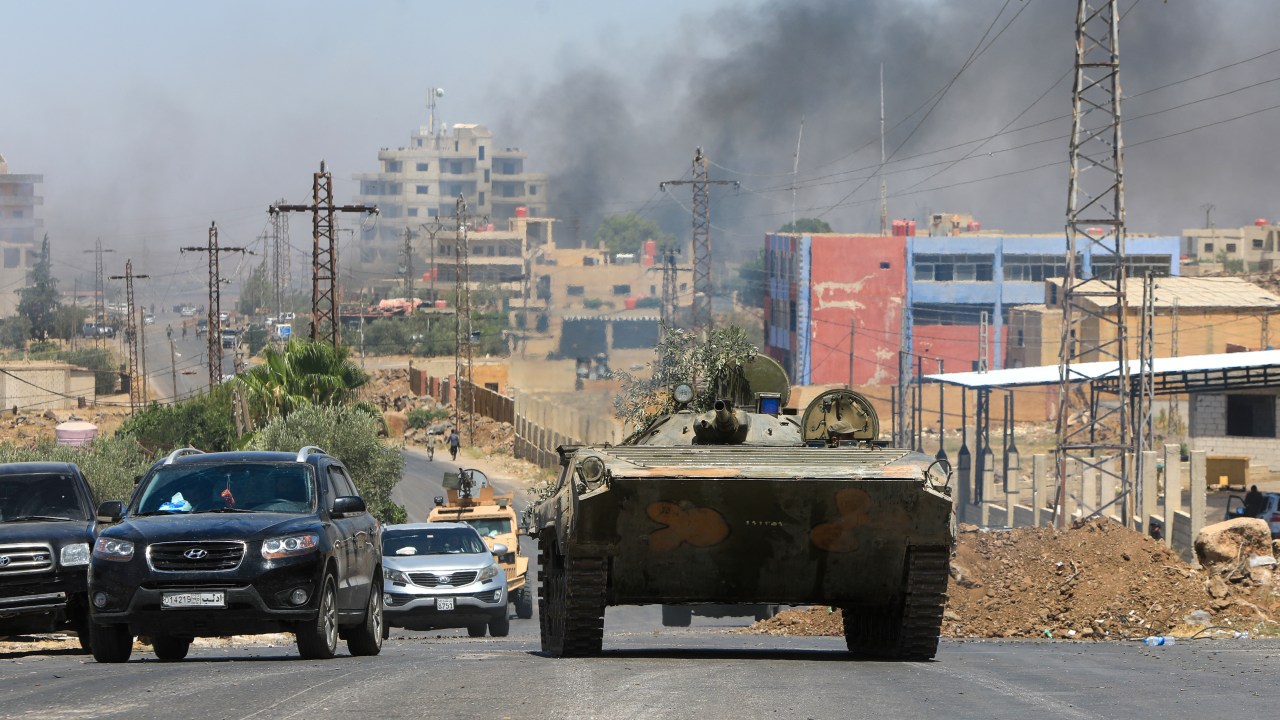 Membros das forças de segurança da Síria atravessam a cidade de Sweida, onde a minoria religiosa drusa é predominante, após bombardeio israelense. 15/07/2025 (Foto: Bakr Alkasem/AFP)
