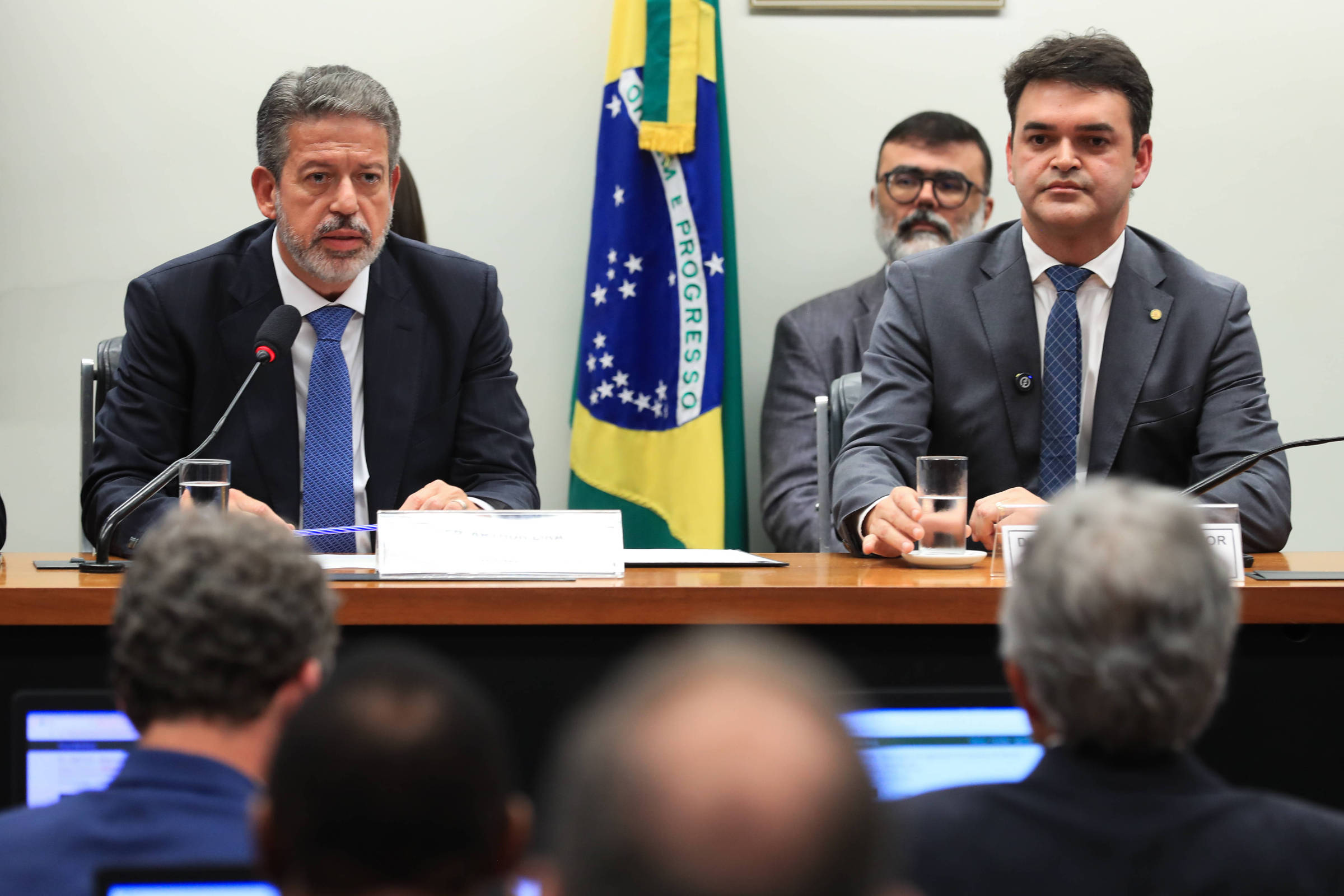 Arthur Lira restabelece limite de 34% para tributos sobre alta renda Deputado federal Arthur Lira (PP-AP), relator do projeto de lei do Imposto de Renda, e o presidente da comissão especial, Rubens Pereira Jr (PT-MA) (Foto: Lula Marques/Agência Brasil)