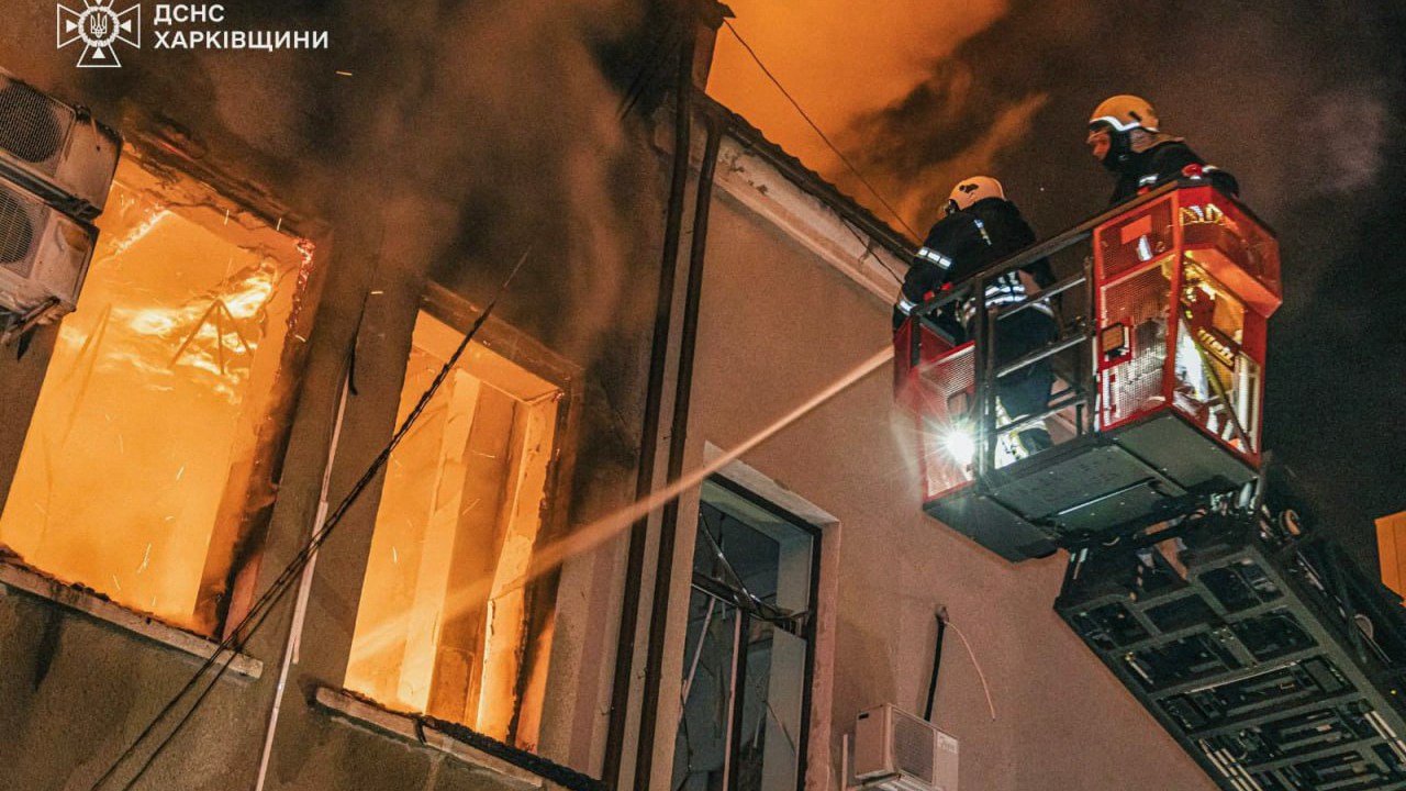 Bombeiros lutam contra incêndio em edifício atingido por ataque russo na região de Vinnytsya, na Ucrânia. 16/07/2025 (Foto: Ukrainian State Emergency Service/AFP)
