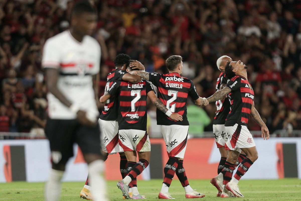 Flamengo busca vitória contra o Santos na Vila Belmiro em confronto decisivo Jogadores do Flamengo comemoram vitória contra o São Paulo (Foto: Gilvan de Souza/Flamengo)