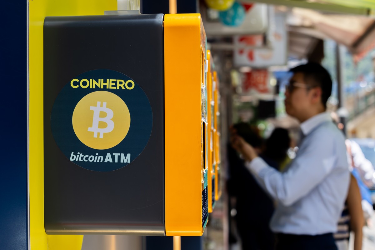 Câmara dos Deputados dos EUA aprova regulamentação para o mercado de criptomoedas Caixa automático de bitcoin em Hong Kong (Foto: Paul Yeung/Bloomberg)