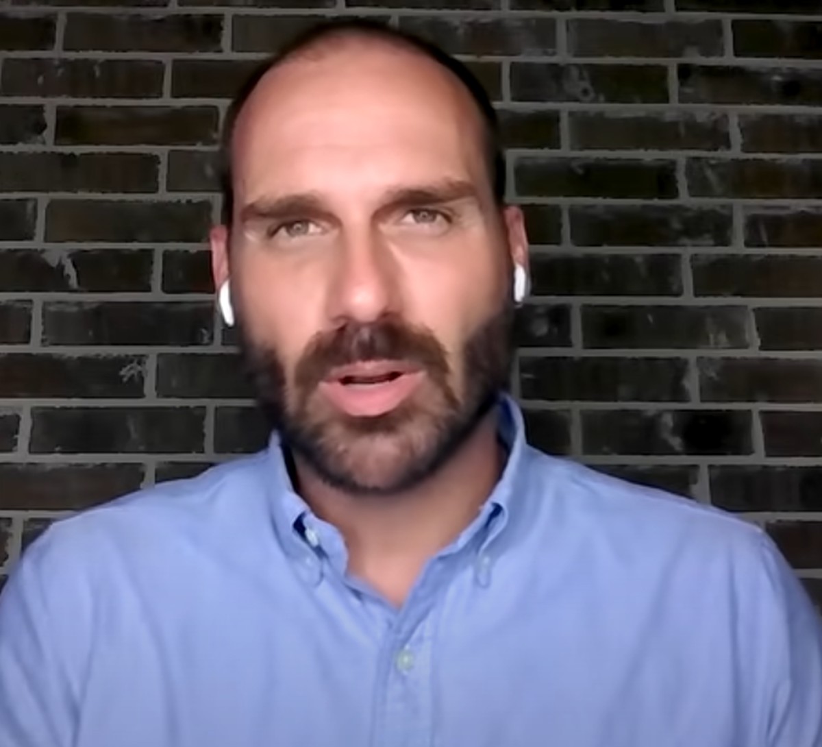 Caminho delicado entre segurança e liberdade gera debate na sociedade atual Eduardo Bolsonaro vive uma realidade paralela nos Estados Unidos e finge ser um exilado político (Foto: Reprodução/YouTube)