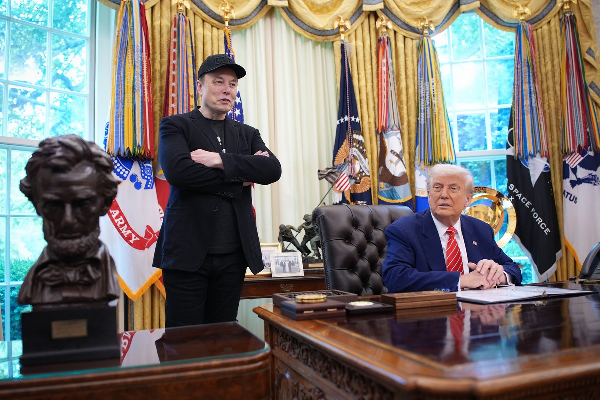 Senado dos EUA aprova cortes de R$ 50 bilhões propostos por Elon Musk Presidente Donald Trump fala a jornalistas ao lado de Elon Musk no Salão Oval para oficializar a saída do bilionário sul-africano do governo (Foto: Kevin Dietsch/Getty Images/AFP)