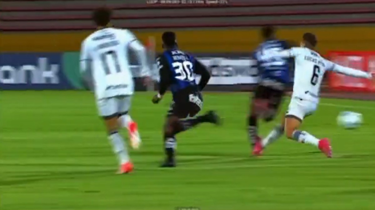 Vasco fica com um a menos após expulsão de Piton contra o Independiente Del Valle Lucas Piton expulso após forte entrada no meia Guagua (Foto: Reprodução X)
