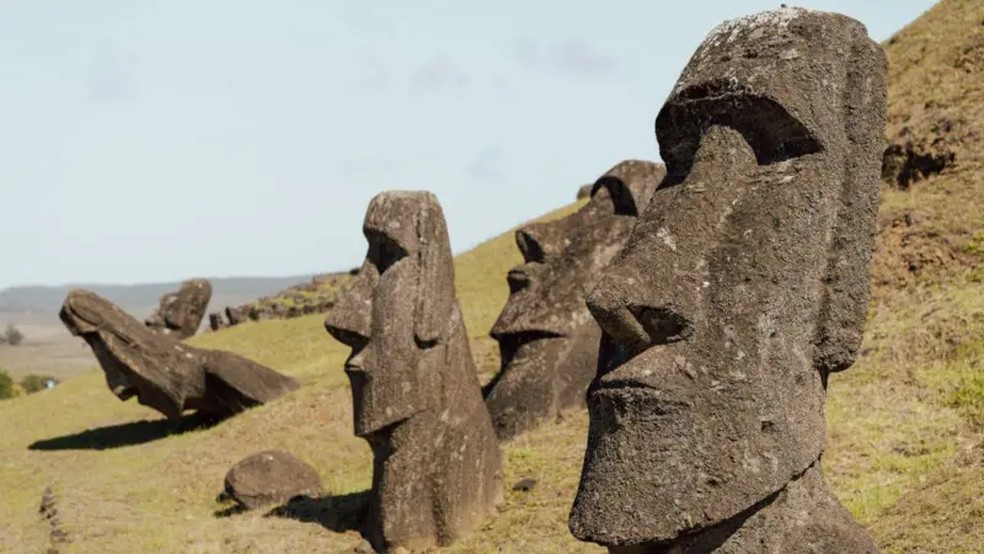Estátuas da Ilha de Páscoa sofrem degradação e risco de desaparecimento Os moais são feitos de tufo, uma rocha vulcânica composta principalmente por cinzas compactadas, que são facilmente erodidas pelas chuvas (Foto: BBC/Getty Images)