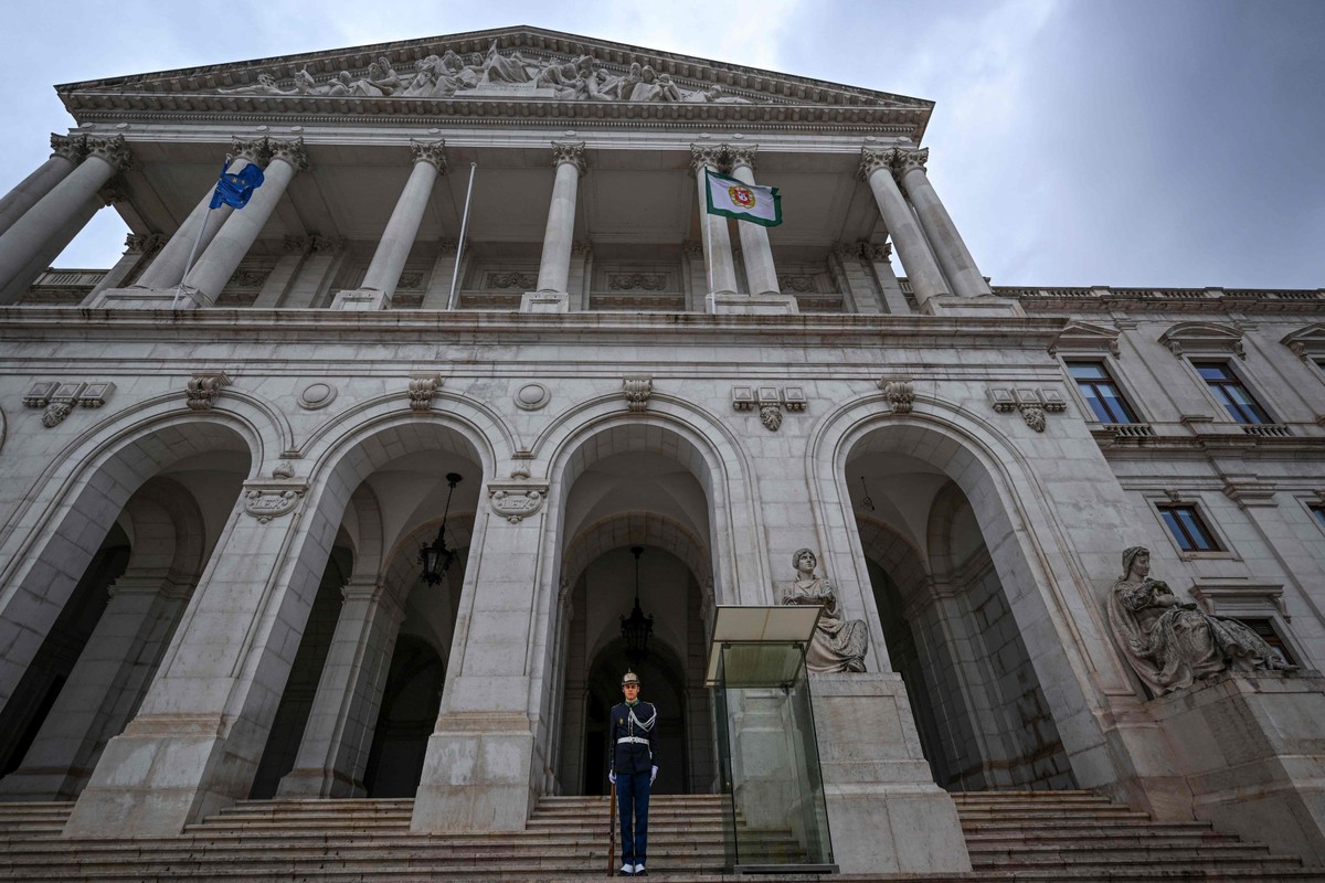 Governo de Portugal aprova pacote anti-imigração alinhado à ultradireita Guarda em frente ao Parlamento de Portugal (Foto: Patrícia de Melo Moreira/AFP)