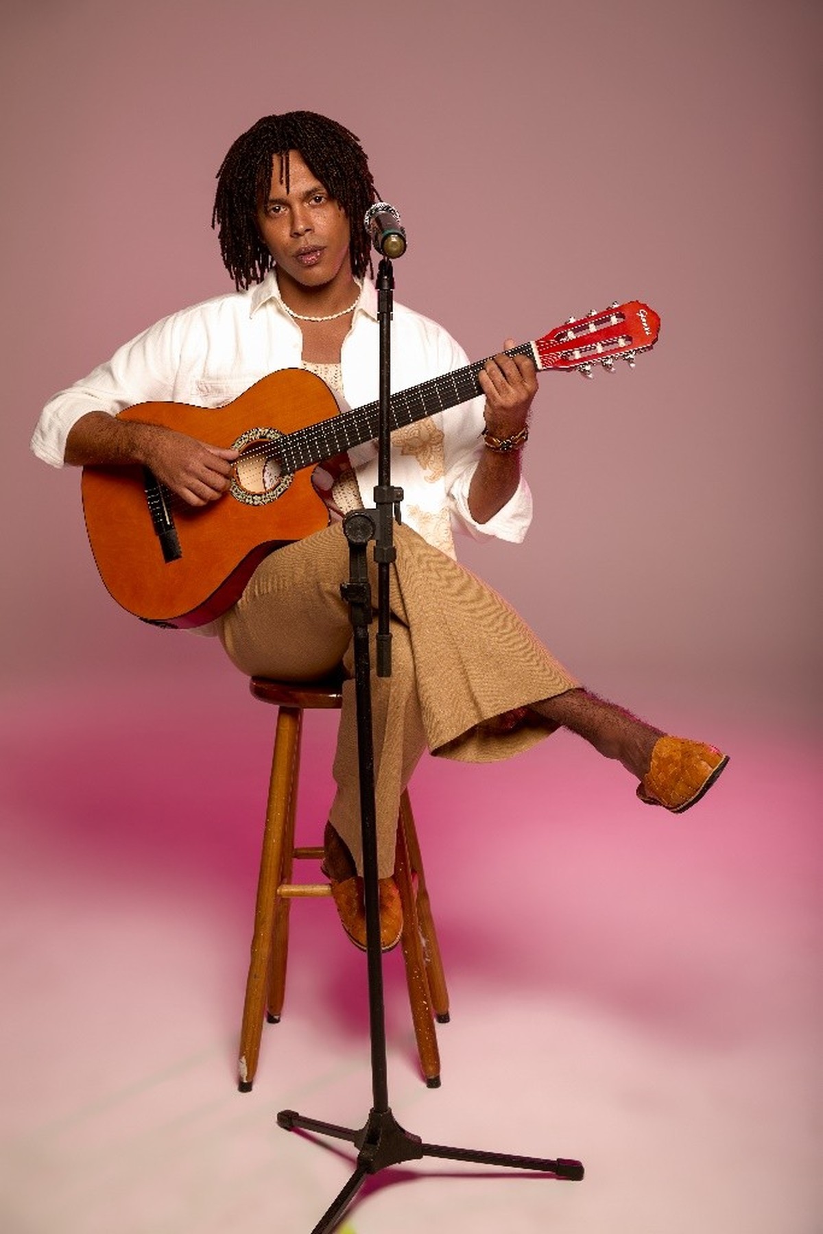 Teatros do Rio de Janeiro apresentam 'Djavan' e outras peças imperdíveis Raphael Elias plays the Alagoan Djavan in 'Djavan - o musical: vidas pra contar' — Foto: Divulgação
Raphael Elias vive o alagoano Djavan em 'Djavan - o musical: vidas pra contar' (Foto: Divulgação)