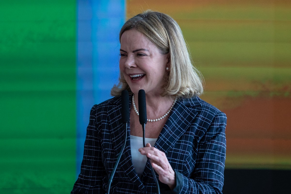 Gleisi critica Tarcísio e questiona autoridade do governador sobre pacificação O presidente da República, Luiz Inácio Lula da Silva, dá posse ao novo ministro da Saúde, Alexandre Padilha, e à nova ministra da Secretaria de Relações Institucionais da Presidência da República, Gleisi Hoffmann, no Palácio do Planalto. (Foto: Brenno Carvalho / Agência O Globo)