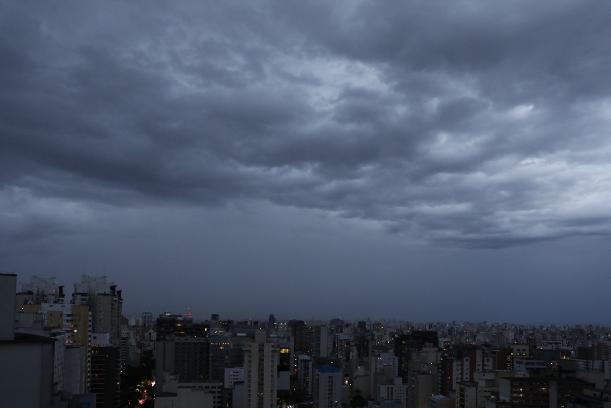 Vendaval de 65 km/h deixa 169 mil residências sem energia na Grande São Paulo Ciclone extratropical causa ventania na Região Metropolitana de São Paulo (Foto: Edilson Dantas/Agência O Globo)