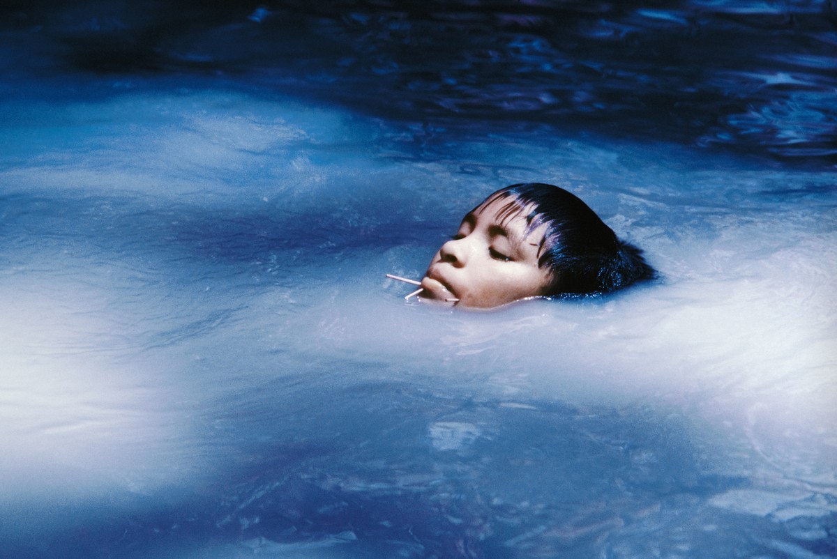 Susi Korihana Theri, a young girl, in an igarapé, in a photo from the series 'The Forest' — Photo: Photos by Claudia Andujar/Courtesy Galeria Vermelho

Susi Korihana Theri, uma jovem, em um igarapé, em foto da série 'A floresta' (Foto: Fotos de Divulgação/Claudia Andujar/Cortesia Galeria Vermelho)