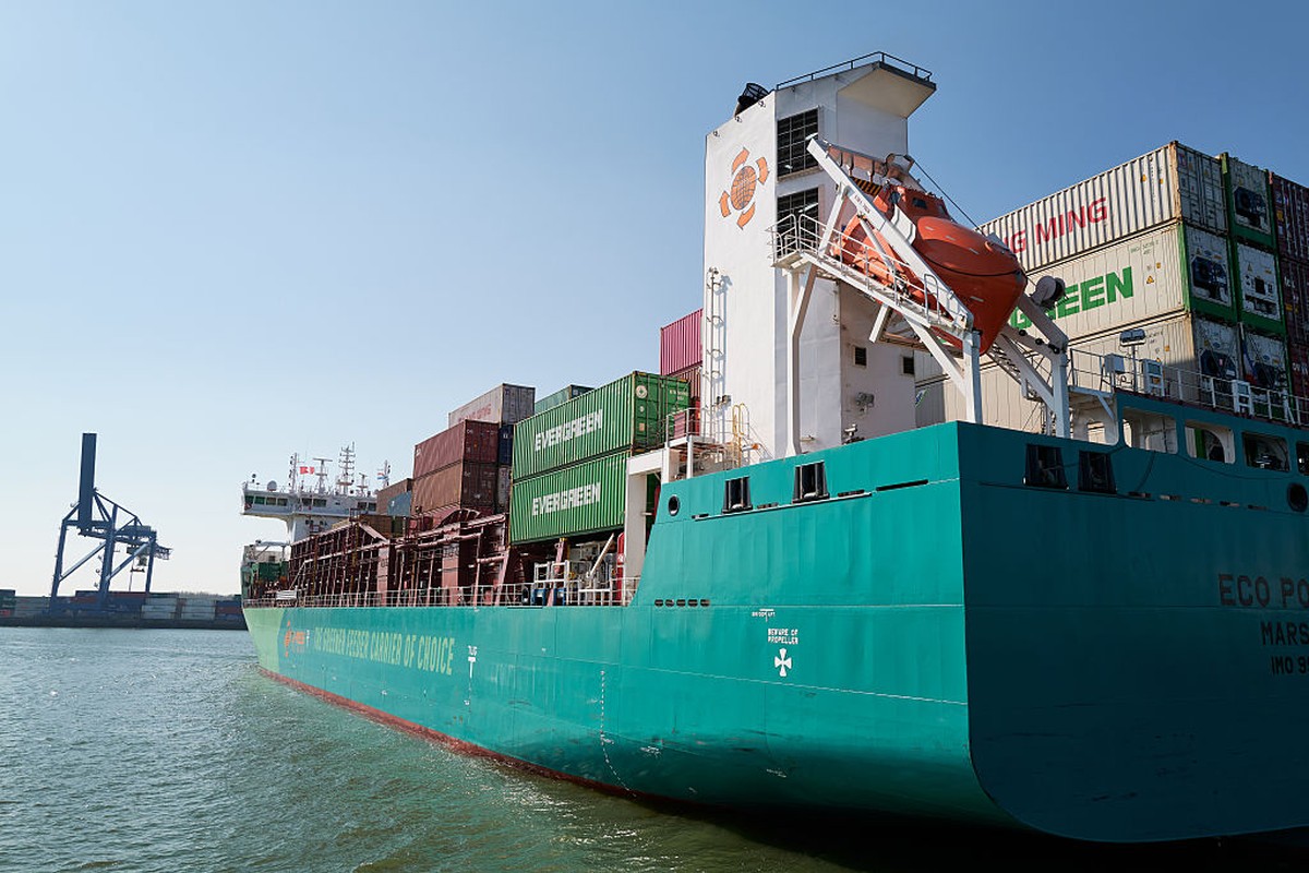Um navio porta-contêineres navega pelo Porto de Roterdã (Foto: Pierre Crom/Getty Images via Bloomberg)