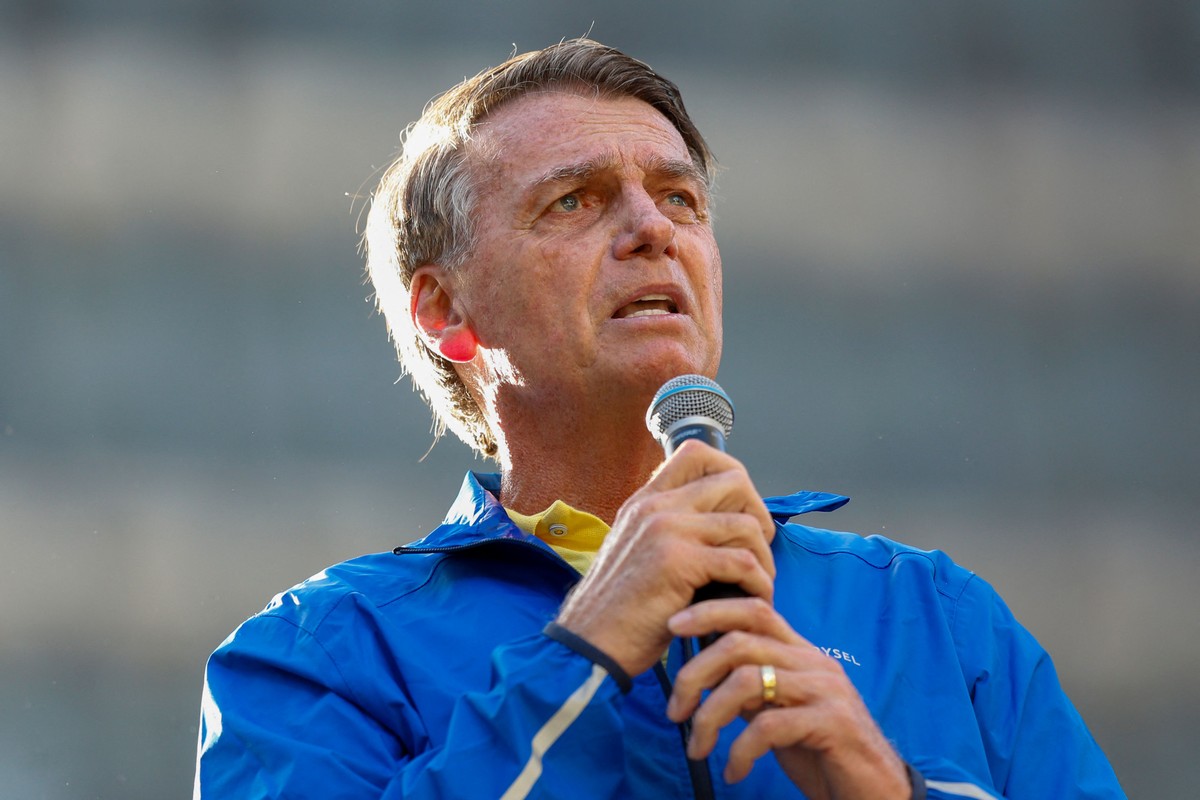 Bolsonaro afirma ser alvo de perseguição em meio a acusações de golpe O ex-presidente Jair Bolsonaro discursa a apoiadores na Avenida Paulista (Foto: Miguel Schincariol/AFP)