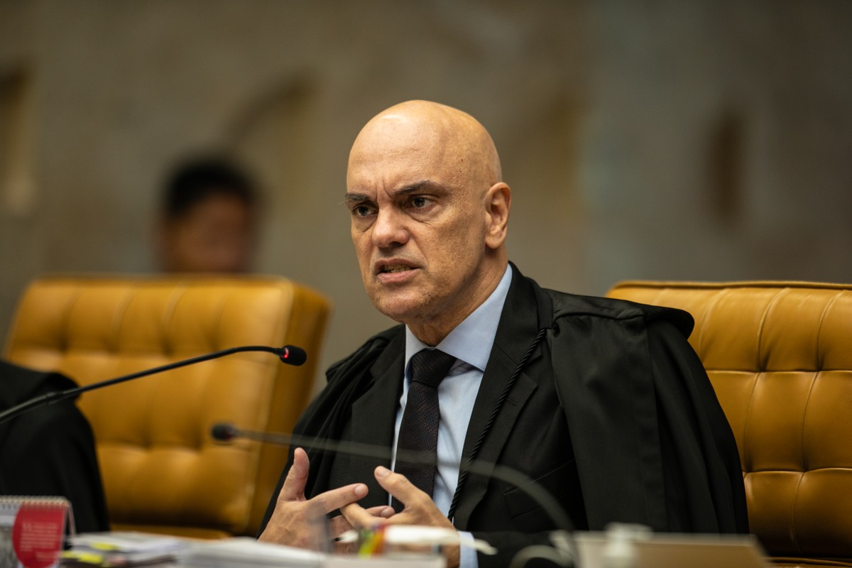 Moraes denuncia ações de Bolsonaro e Eduardo para obstruir investigação golpista Ministro Alexandre de Moraes durante sessão no plenário do STF (Foto: Brenno Carvalho / Agência O Globo)