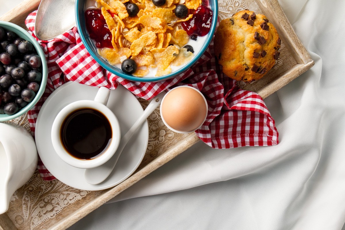 Descubra o horário ideal para aproveitar os benefícios do café da manhã Café da manhã é tido por muitos como a refeição mais importante do dia — Foto: Freepick