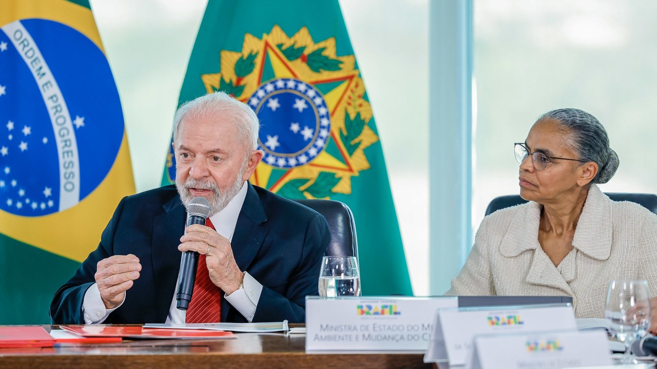O presidente Luiz Inácio Lula da Silva fala e a ministra do Meio Ambiente e da Mudança do Clima, Marina Silva, durante evento no Palácio do Planalto (Foto: Ricardo Stuckert/PR)