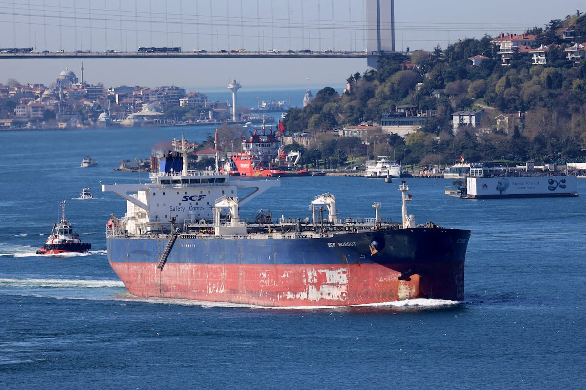 Trump deve recuar em ameaças de tarifas secundárias contra Putin O petroleiro russo SCF Surgut passa pelo Estreito de Bósforo em abril do ano passado. (Foto: Yoruk Isik/REUTERS)