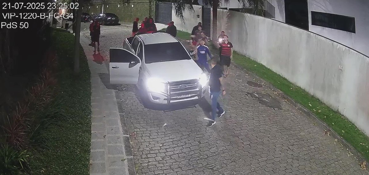 Novas imagens mostram Oruam atacando o carro da Polícia Civil com pedras e socos no vidro do veículo (Foto: Reprodução/ PCRJ)