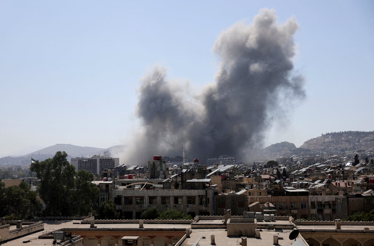 Israel ataca Damasco e provoca um morto e 18 feridos na ação militar Uma coluna de fumaça se eleva sobre o Ministério da Defesa sírio, em Damasco, após um ataque israelense nesta quarta-feira, 16 de julho. (Foto: Khalil Ashawi/REUTERS)