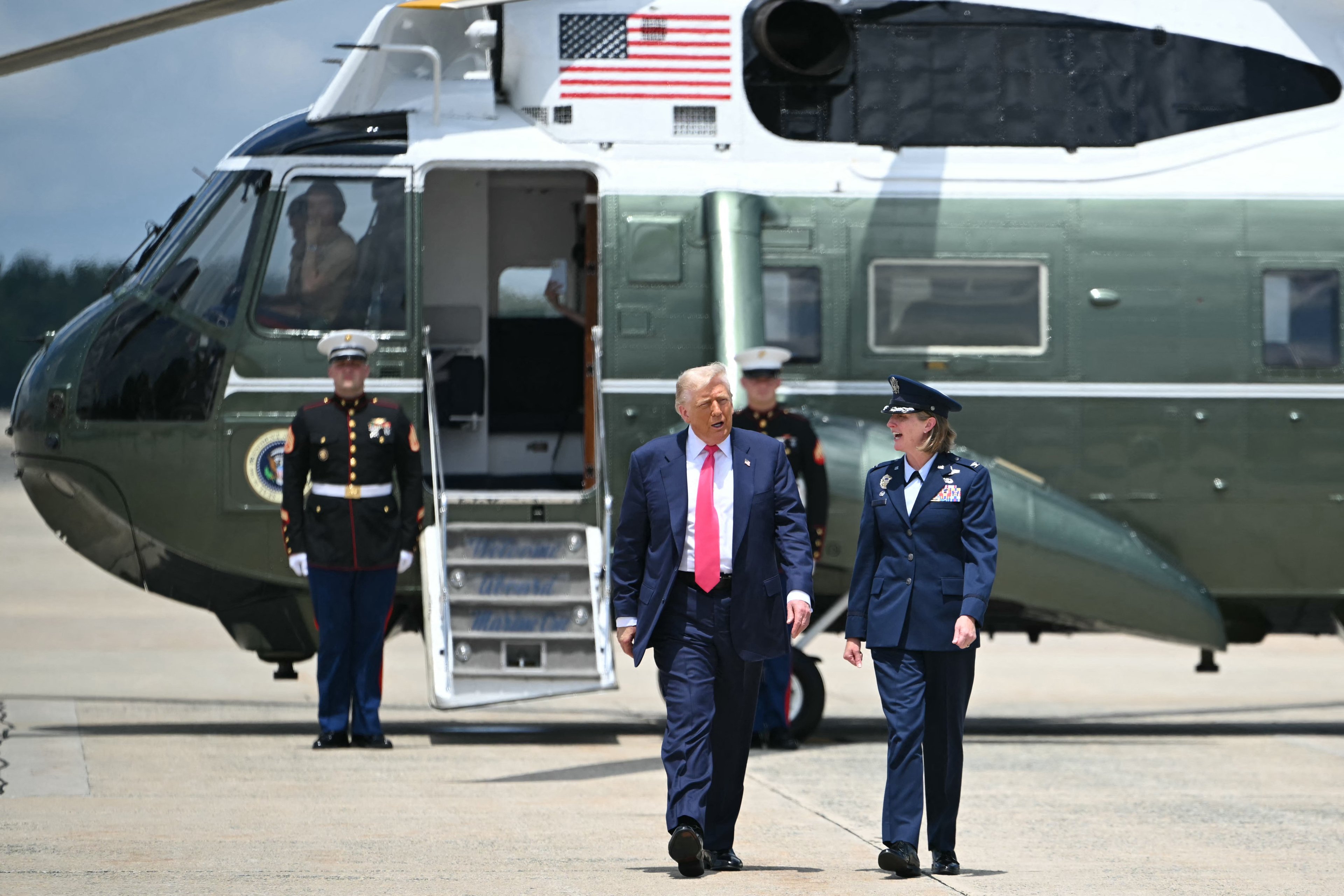 EUA alertam sobre riscos do comércio que podem afetar Brasil, afirma especialista Donald Trump, presidente dos EUA, ao deixar helicóptero oficial (Foto: Andrew Caballero-Reynolds/AFP)