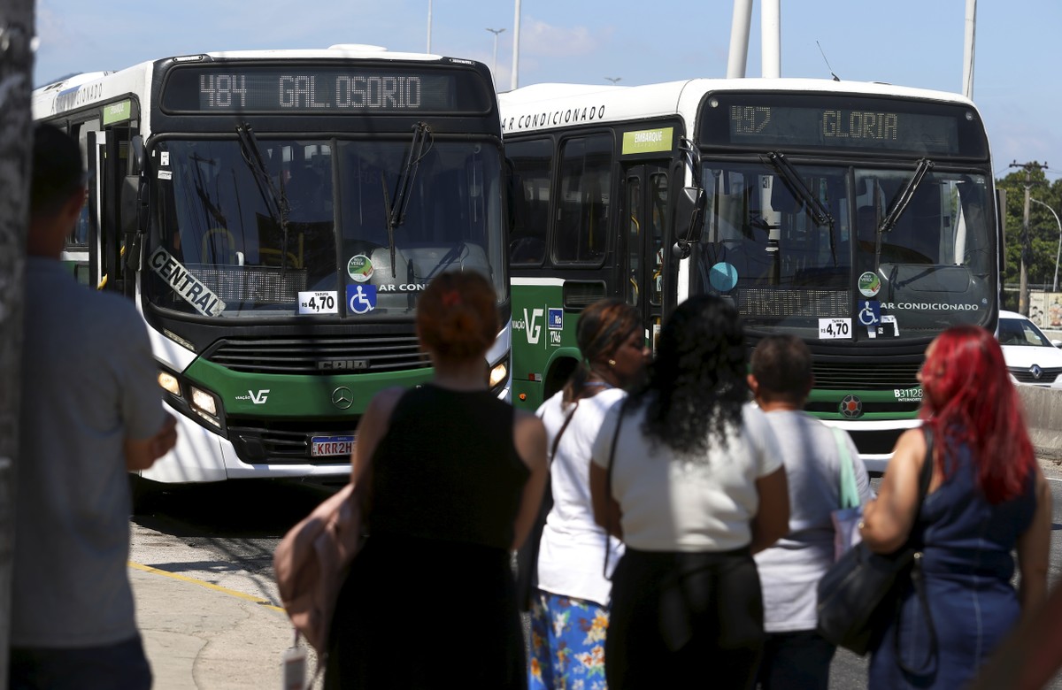 Redução de ônibus no Rio começa nesta quarta-feira com frota diminuída durante o dia Viagens serão reduzidas em 20%, e empresas terão subsídio menor — Foto: Fabiano Rocha / Agência O Globo
