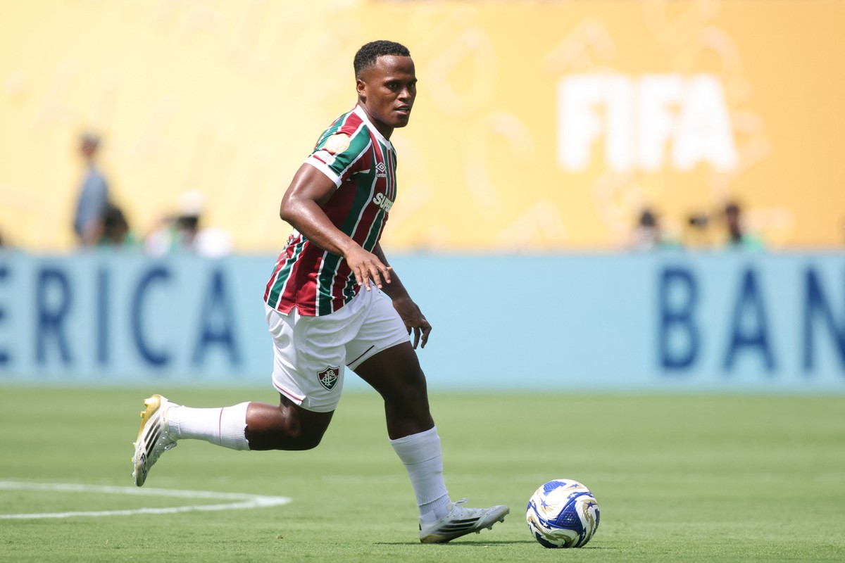 Jhon Arias, estrela do Fluminense, em campo no duelo contra o Chelsea (Foto: AFP)