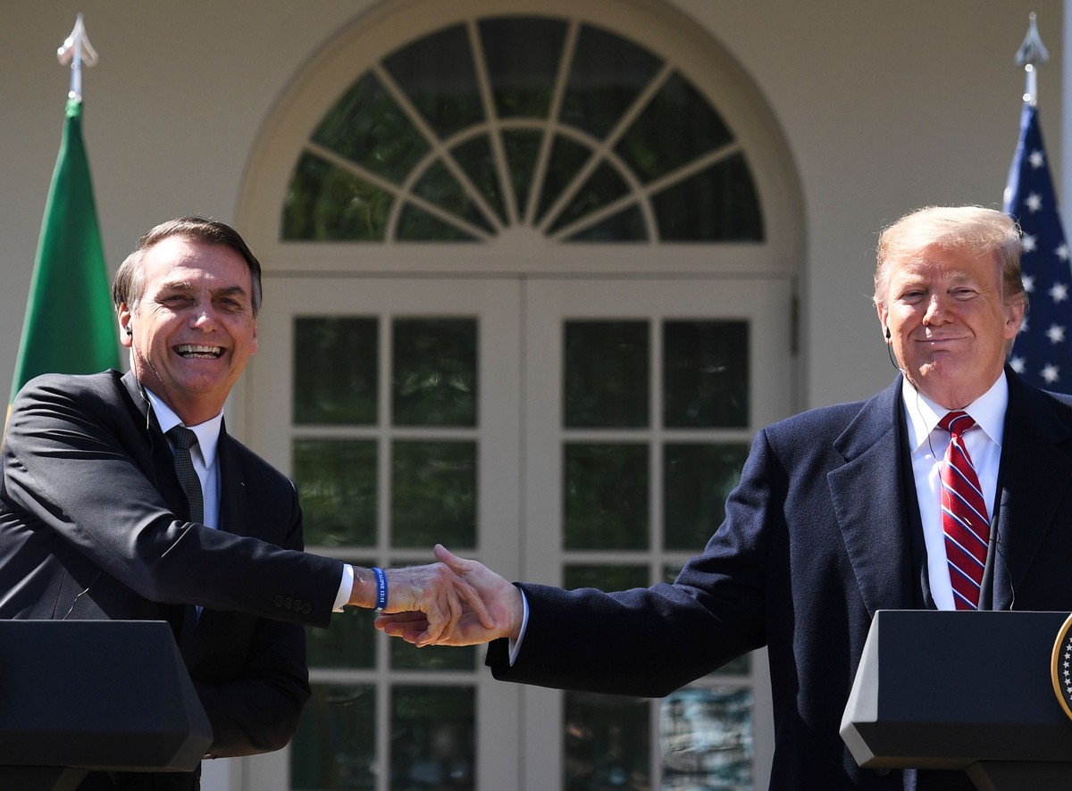Governo e empresas buscam alternativas comerciais fora dos Estados Unidos Jair Bolsonaro e Donald Trump — Foto: Jim Watson/AFP