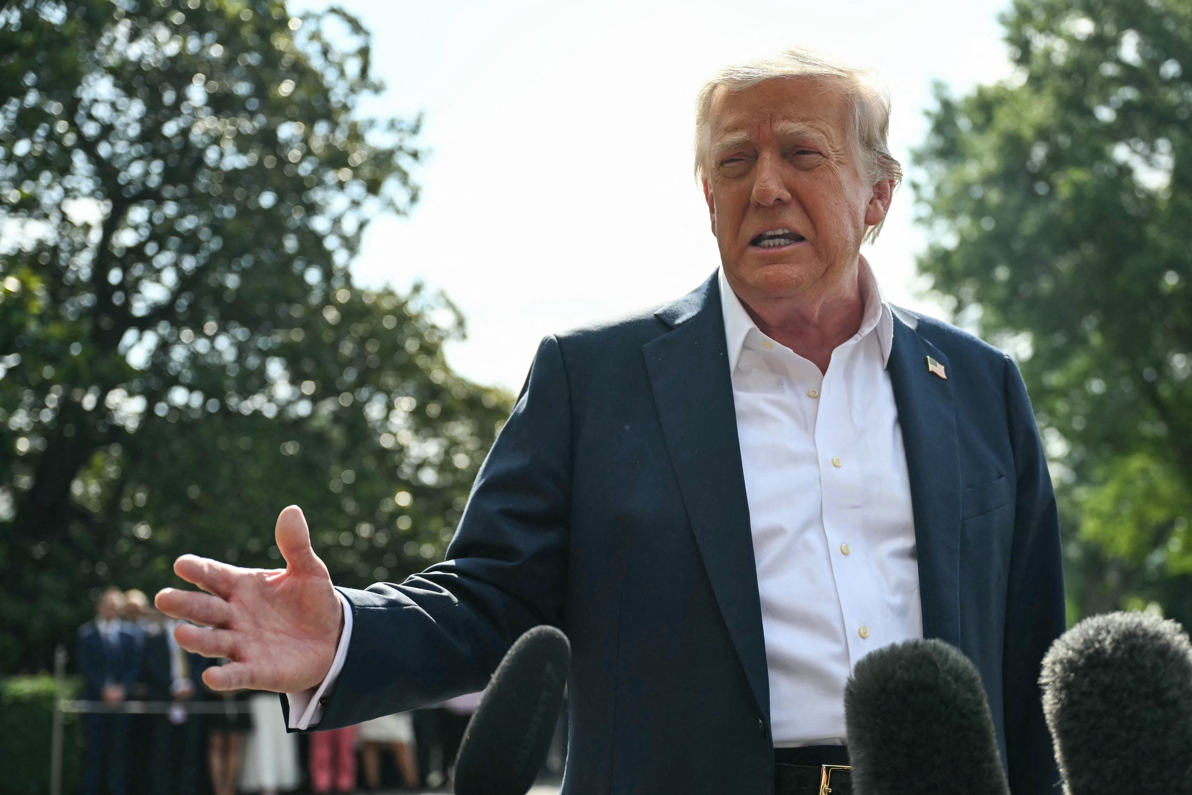 Trump afirma que Bolsonaro é conhecido, mas não são amigos íntimos Donald Trump, presidente dos EUA, durante conversa com jornalistas ao sair da Casa Branca (Foto: Andrew Caballero-Reynolds/AFP)
