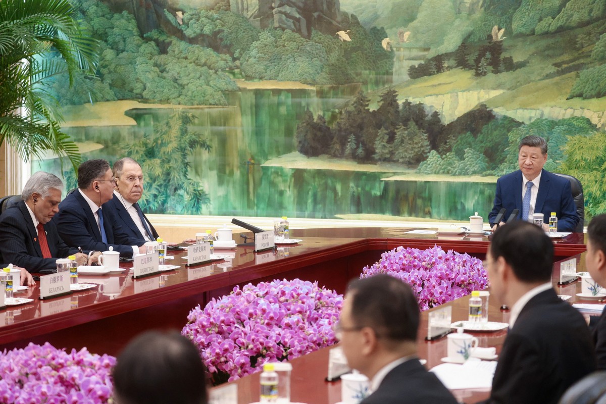 China classifica ameaça de Trump a aliados da Rússia como 'coerção' e reforça apoio a Putin Xi Jinping, presidente da China, reúne-se com diplomatas dos países membros da OCX em Pequim (Foto: Ministério das Relações Exteriores da Rússia/ AFP)