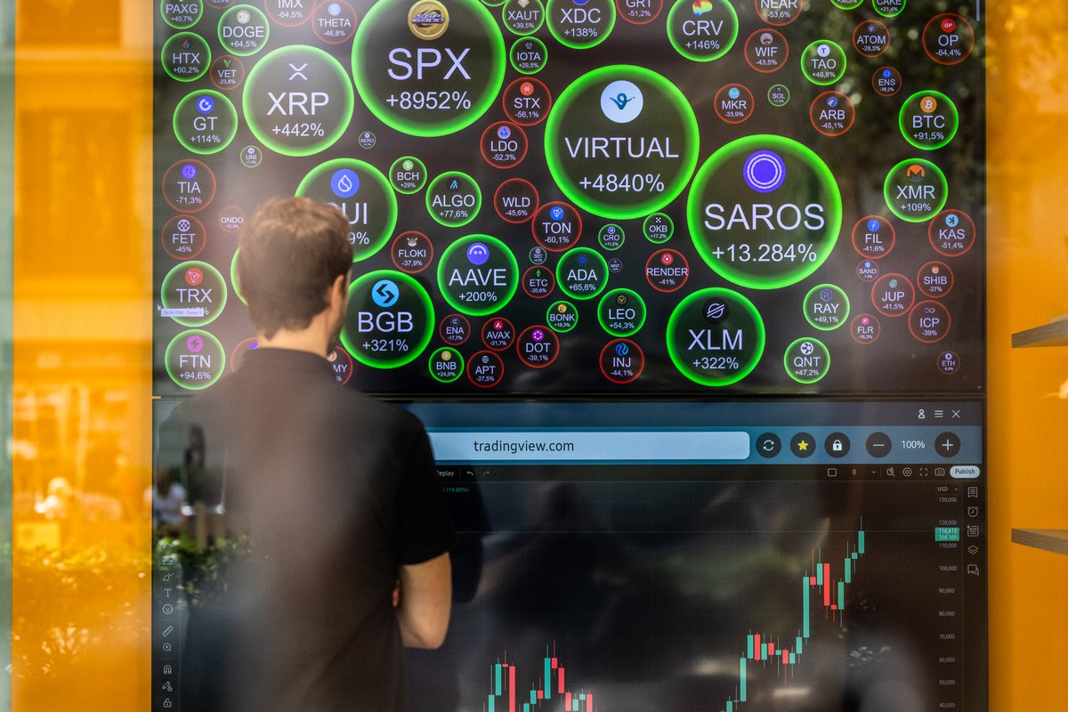 Uma corretora de criptomoedas (Foto: Angel Garcia/Bloomberg)