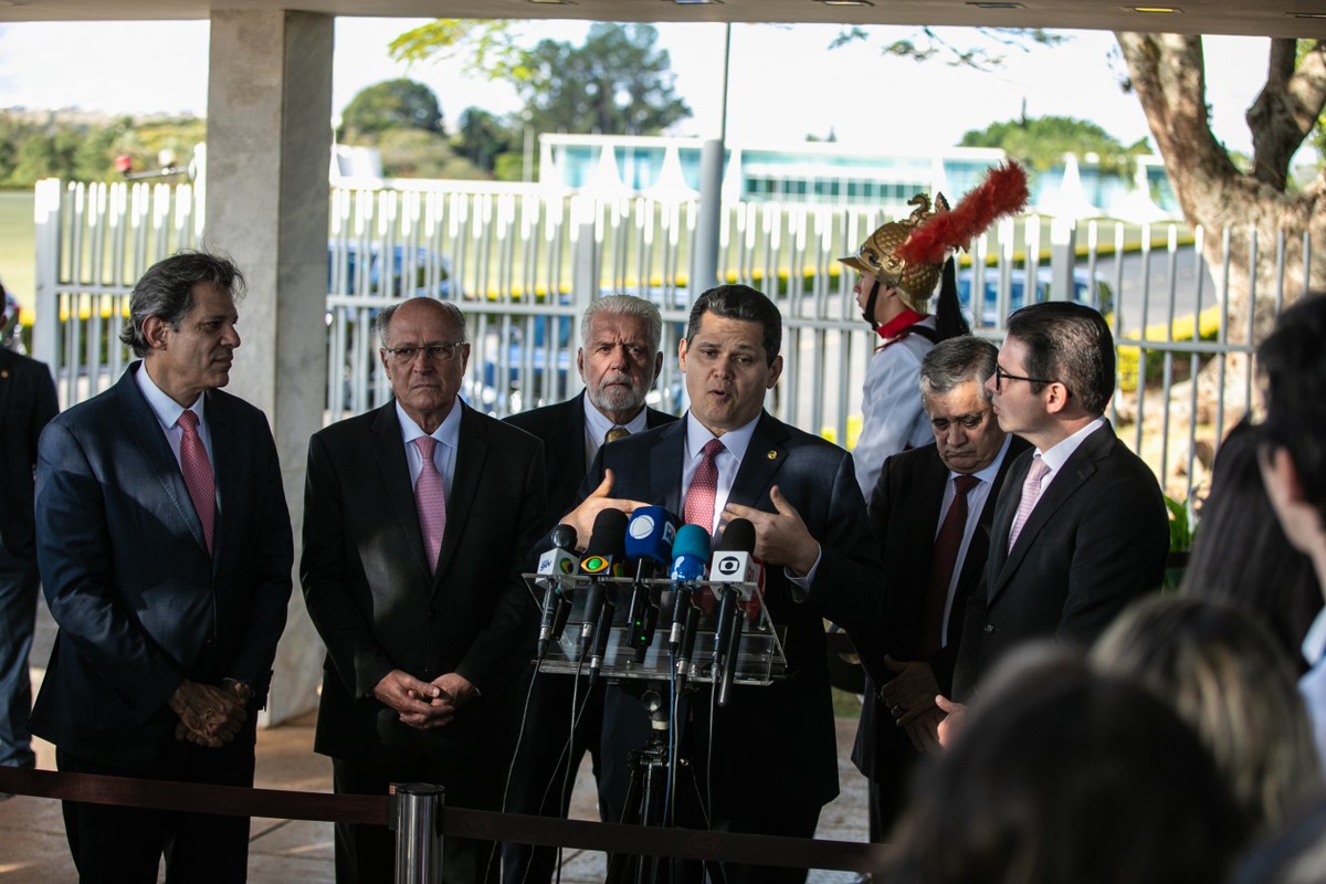 Fernando Haddad, Geraldo Alckmin, Jaques Wagner, Davi Alcolumbre, José Guimarães e Hugo Motta falam após reunião sobre IOF (Foto: Brenno Carvalho / Agência O Globo)
