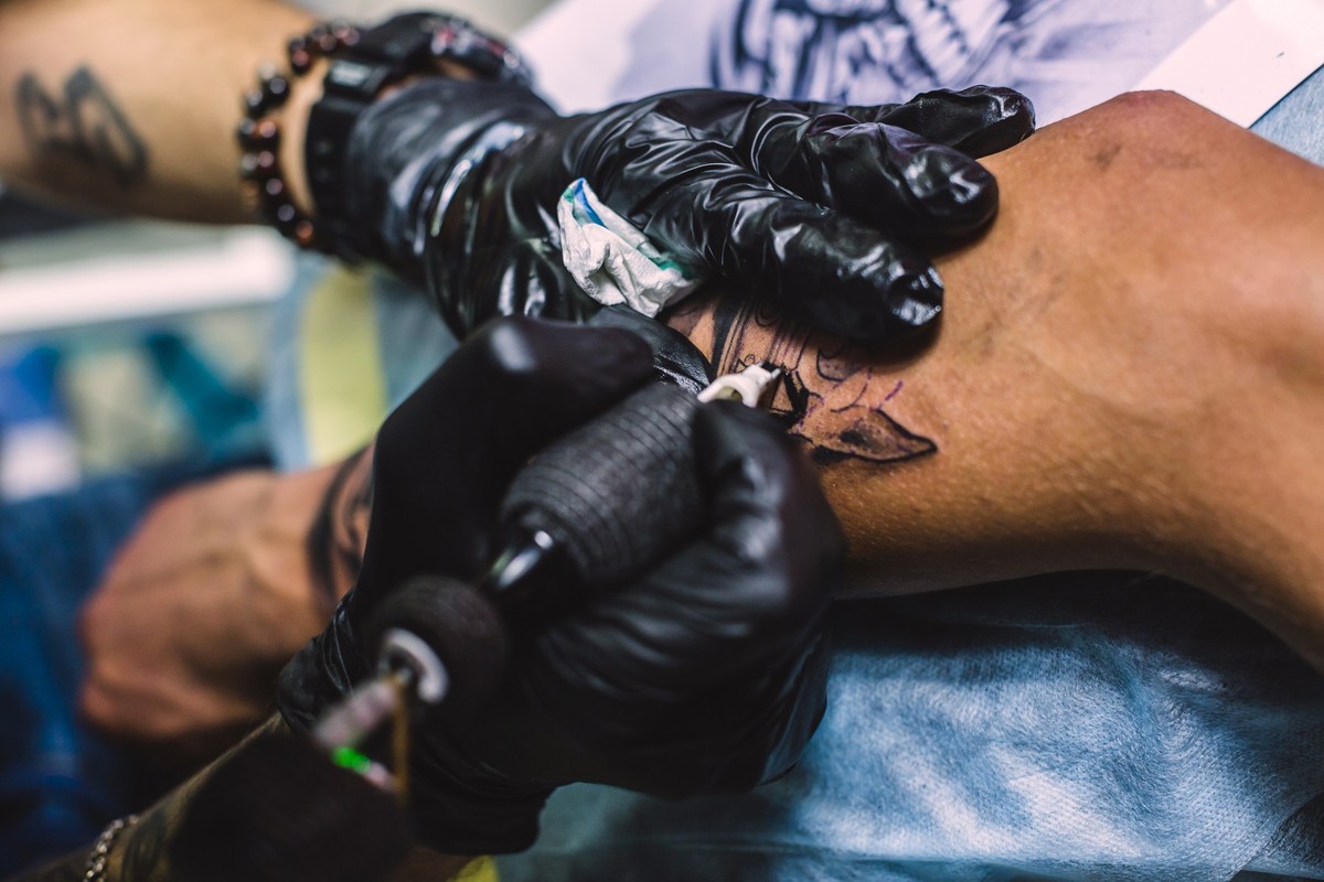 CFM proíbe anestesia em tatuagens e gera polêmica no Brasil tatuagem (Foto: Freepik)