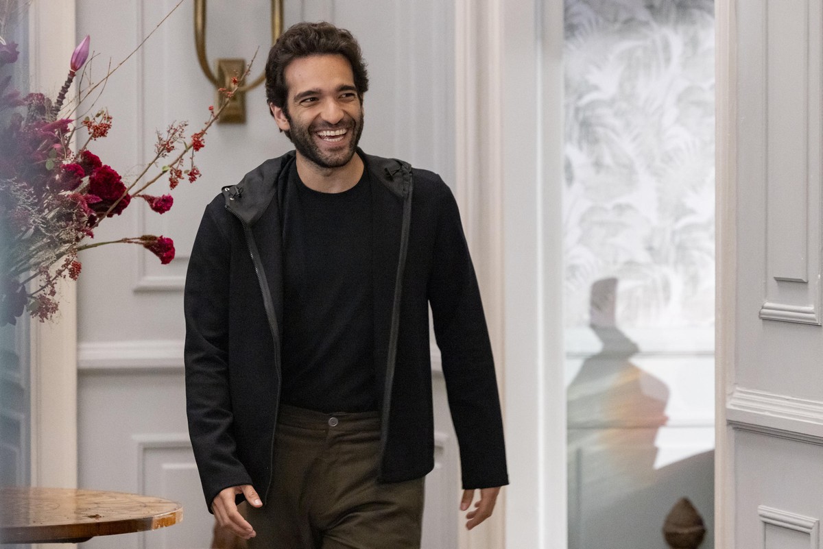 Afonso trai Maria de Fátima e escandaliza o relacionamento do casal Afonso (Humberto Carrão) — Foto: TV Globo